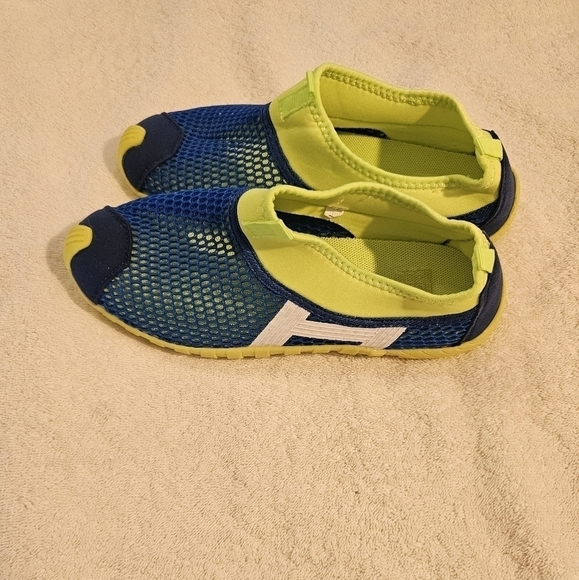 NWOT blue & yellow water shoes size 6.5 - Picture 5 of 7